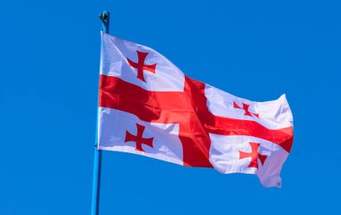 Gürcistan bayrağı üzerinde beş kırmızı haç bulunan beyaz bir bayrak.