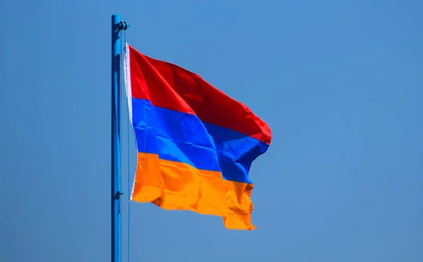 アルメニアの旗は 夏の日の青空を背景に 水平赤 オレンジの縞模様で構成される長方形の旗である — ストック写真