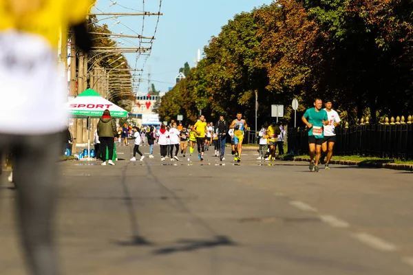 POLTAVA, UKRAINE - 5 EYLÜL 2021: Yarısı maraton sırasında sonbahar öğleden sonra koşucular yolda koşar