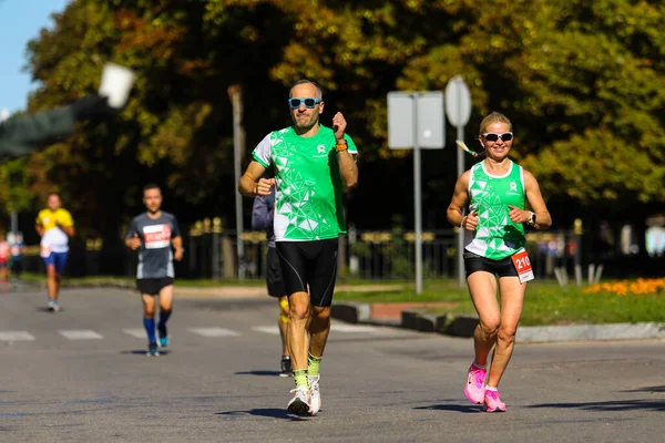 Poltava Ukrajna 2021 Szeptember Futók Futnak Úton Ősszel Délután Félmaraton — Stock Fotó