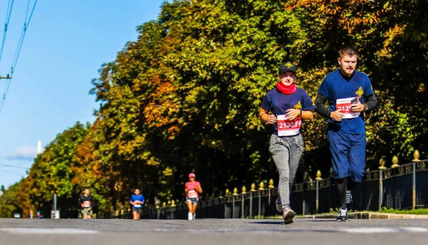 Poltava Ukrajna 2021 Szeptember Futók Futnak Úton Ősszel Délután Félmaraton — Stock Fotó