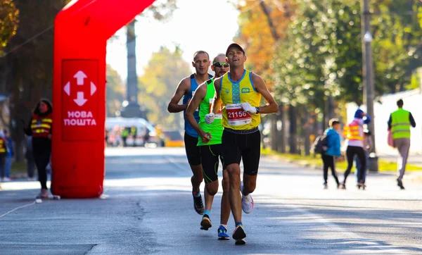 Poltava Ucrania Septiembre 2021 Los Corredores Corren Por Carretera Otoño —  Fotos de Stock