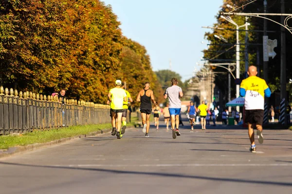 Poltava Ucrania Septiembre 2021 Los Corredores Corren Por Carretera Otoño —  Fotos de Stock