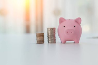 El çabukluğu, domuz kumbarası ve bozuk para yığını.  