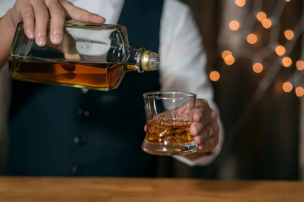 Barman Derramando Uísque Copo Uísque Bela Noite — Fotografia de Stock