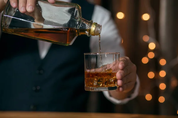バーマンがウイスキーグラスを注ぐ美しい夜 — ストック写真