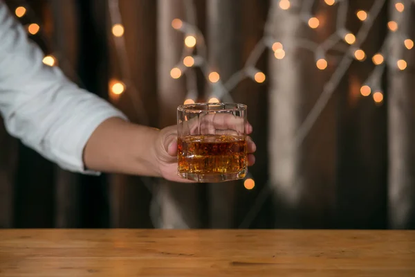 Barman Derramando Uísque Copo Uísque Bela Noite — Fotografia de Stock