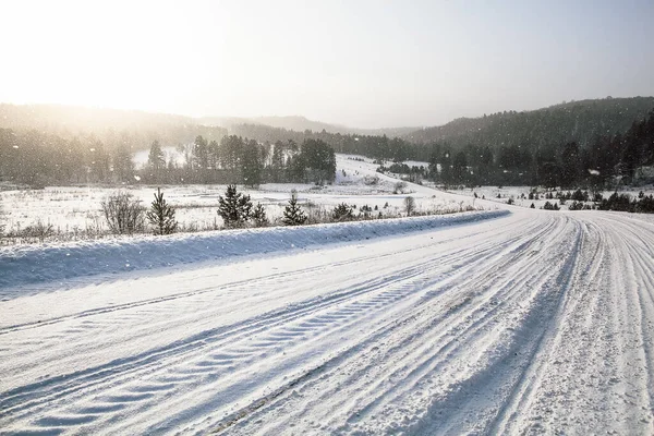 Karda lastik izleri, kış yolu, kışın boş yol ufka kadar uzanıyor, kar yolu ile kaplı, kış manzarası