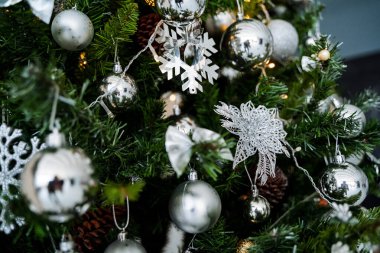 Oyuncak ve sarı ışıklarla süslenmiş Noel ağacı, apartmanın iç kısmında yeşil Noel ağacı, Noel ağacı dekoru, kış tatili konsepti