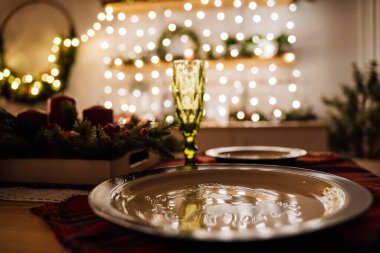 Akşamları çekilen beyaz bir duvarda asılı küçük ışıklar, makro fotoğrafçılık.
