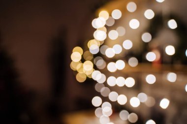 Akşamları çekilen beyaz bir duvarda asılı küçük ışıklar, makro fotoğrafçılık.