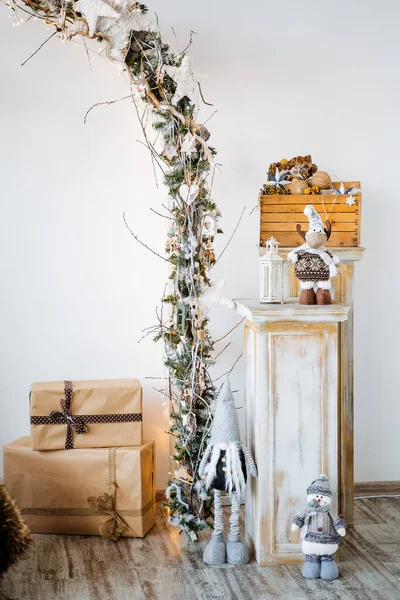 Kerstversiering kerstboombloemenslingers speelgoed, vakantie interieur, lichte stijl witte kleur — Stockfoto
