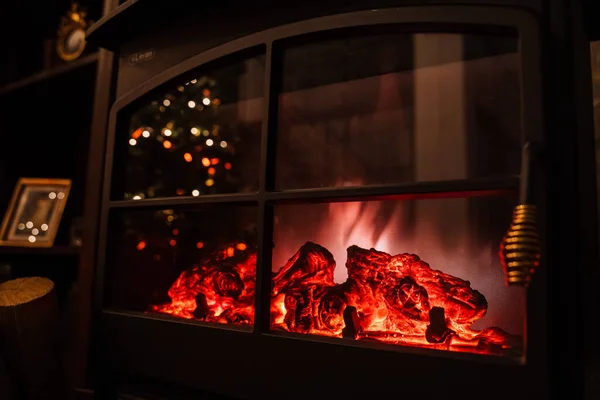Foyer ouvert, feu, cuisinière électrique, charbons rouges — Photo