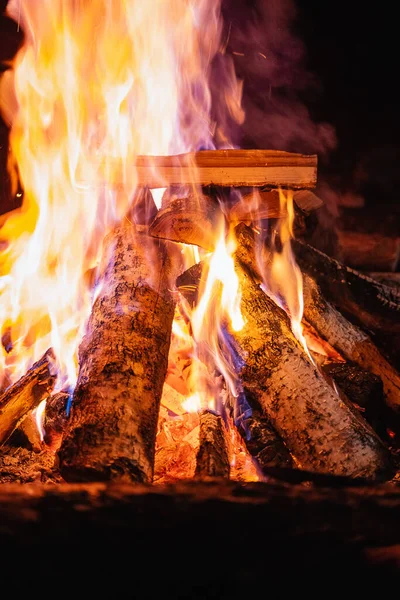 Une flamme de feu, brûlant du bois dans un feu de camp, feu ouvert — Photo