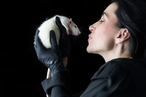 Mulher de Preto com Rato Branco — Fotografia de Stock