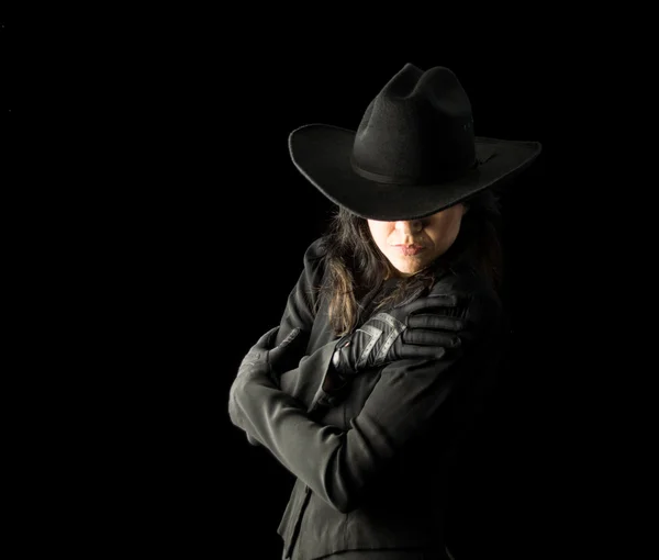 Femme en noir portant un chapeau de cow-boy — Photo