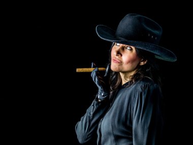 Kadın siyah şapka ve puro ile elbise