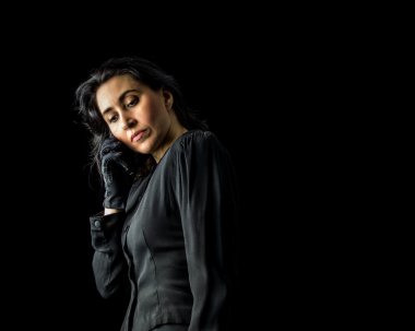 Kadın siyah cep telefonu kullanarak