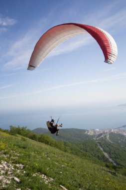 Gökteki paraşütçü yükseldi