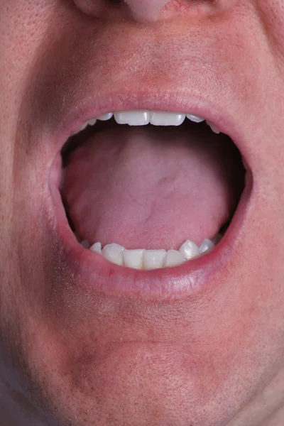 Bouche ouverte mâle avec dents et langue — Photo