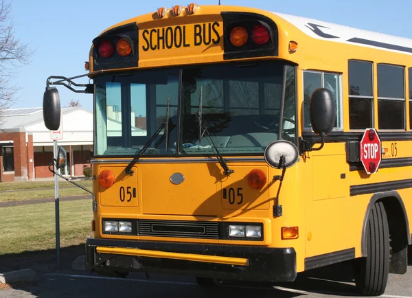 Autobus scolaire jaune stationné et en attente — Photo