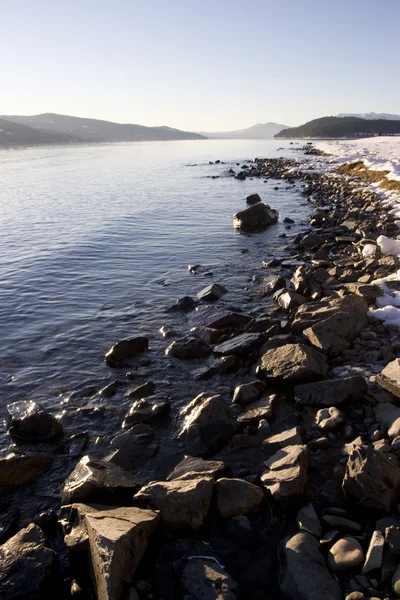 Βραχώδης ακτογραμμή χειμώνα στο Idaho λίμνη επίκειμαι στο αυτί Εικόνα Αρχείου