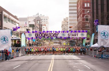 Lila Bloomsday 2013 12k eğlenceli çalıştırmak erkekler elit başlangıç çizgisine Spokane Wa