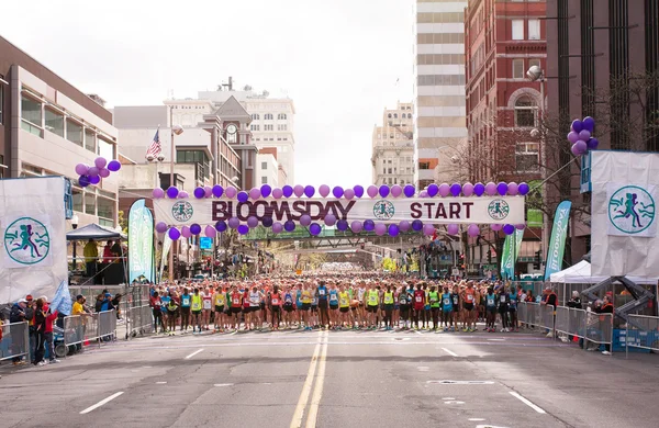 Zabawa bez Bloomsday 2013 12k uruchomić elity mężczyzn linię startu w Spokane, Wa — Zdjęcie stockowe