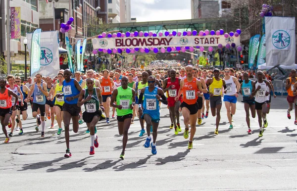 Liliowy Bloomsday 2013 12k zabawa bieg mężczyzn przywódców elit opakowanie w Spokane, Wa — Zdjęcie stockowe