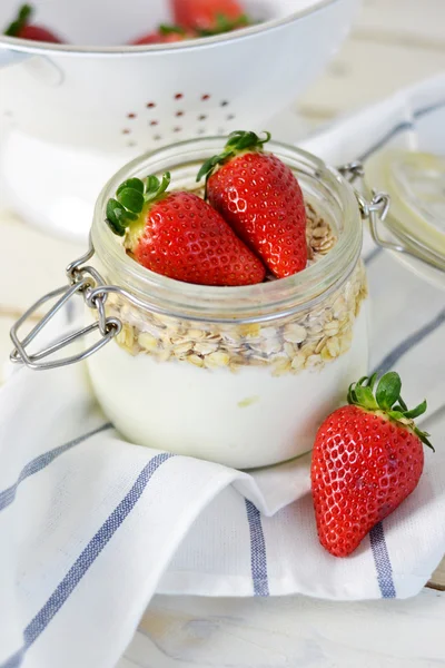 Fresh yogurt with strawberries — Stock Photo, Image