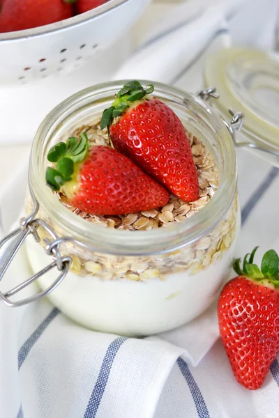 Fresh yogurt with strawberries — Stock Photo, Image