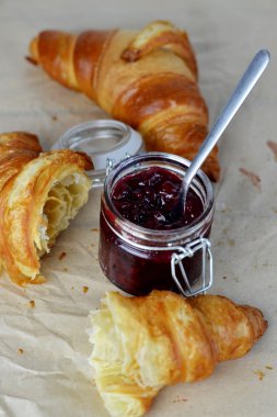 Vişne reçelli kruvasan