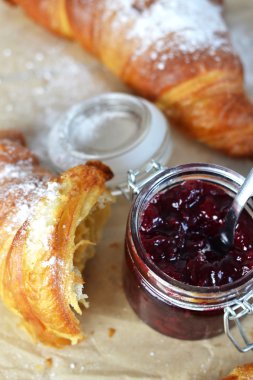 Vişne reçelli kruvasan