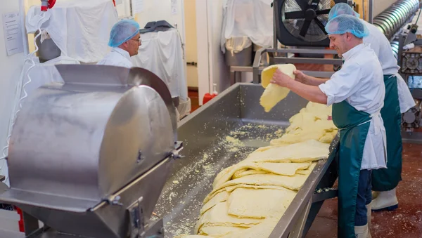 Erkekler peynir fabrikası ile işleme — Stok fotoğraf