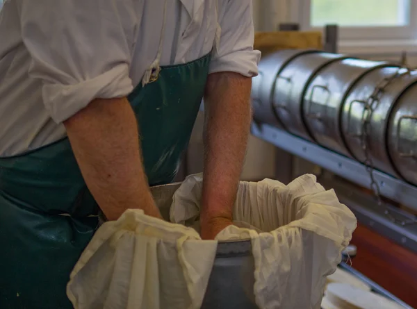 Uomo imballaggio formaggio pronto per la lavorazione — Foto Stock