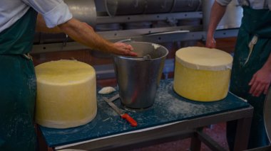 Peynir temizlik iki peynir üreticileri