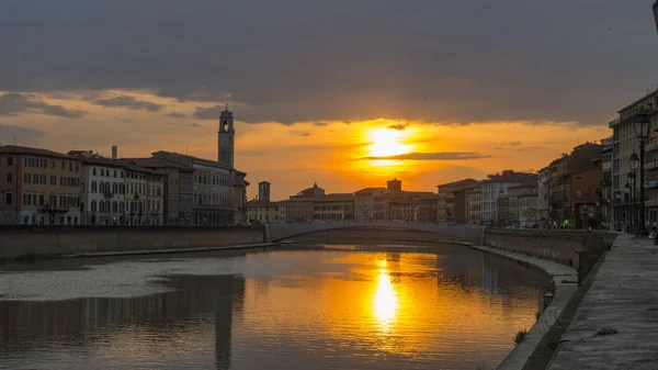 Pisa, río Arno, tarde en Toscana, Italia, Europa . —  Fotos de Stock