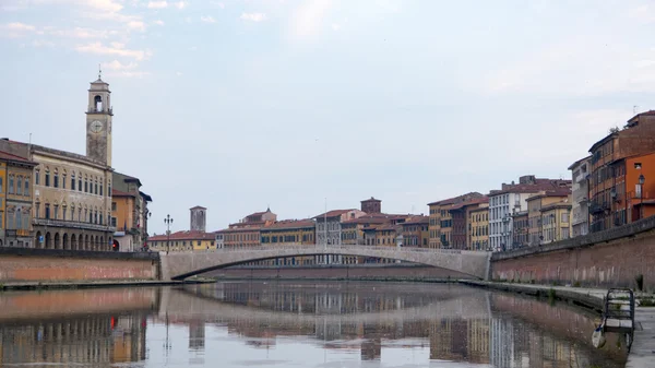 Pisa, río Arno, madrugada en Toscana, Italia, Europa . —  Fotos de Stock