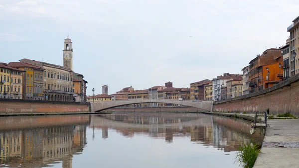 Pisa, río Arno, madrugada en Toscana, Italia, Europa . —  Fotos de Stock