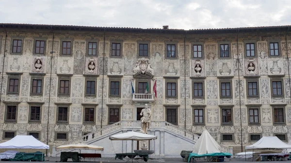 Hermoso edificio, Universidad en Piazza dei Cavalieri. Pisa, Italia —  Fotos de Stock