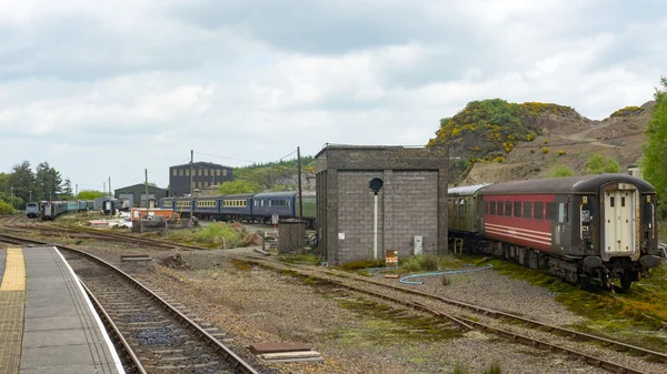 Viejo tren espeluznante, dejado en el taller abandonado . —  Fotos de Stock