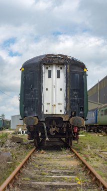 Terk edilmiş atölyesinde yaptı eski korkunç tren.