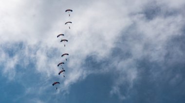 Cornwall, İngiltere - Haziran 10,2016: Raf Falcons paraşüt ekibi Kraliyet Cornwall