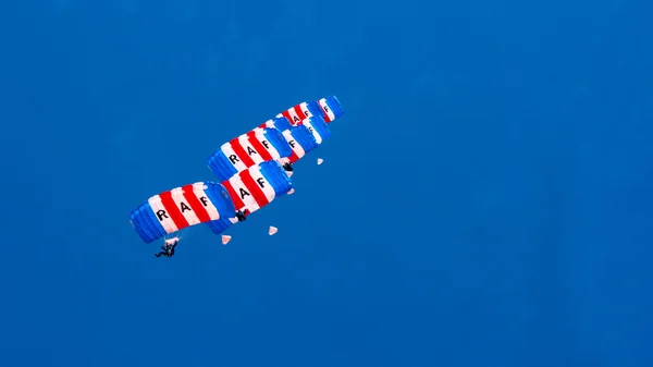 Корнуолл, Англія, Великобританія - Червень 10,2016: ВПС Соколов парашут команди на Королівський Cornwall — стокове фото