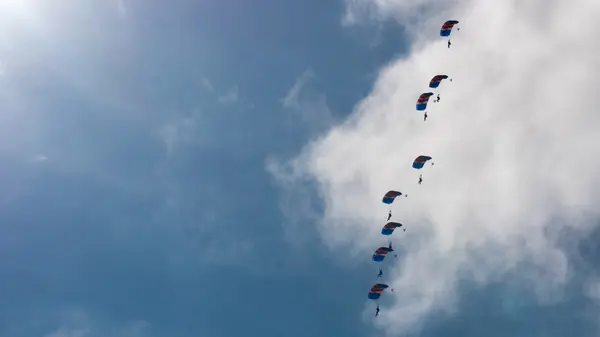 Cornwall, Anglie, Velká Británie - červen 10,2016: Raf Falcons padák tým na královské Cornwall — Stock fotografie