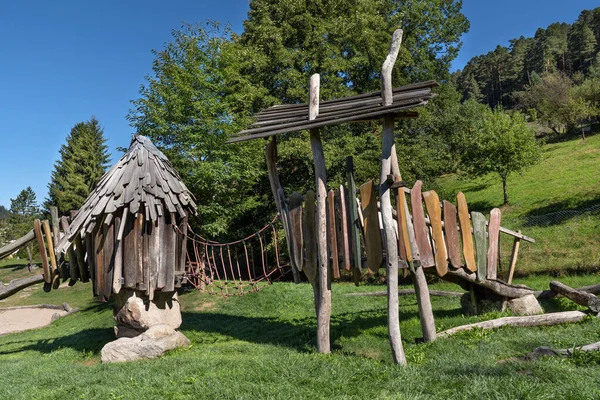 Parque Infantil Prado Com Equipamento Jogo Imaginativo Feito Madeira — Fotografia de Stock