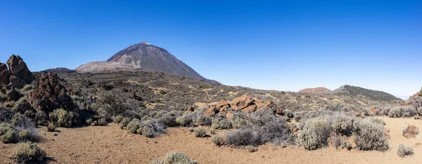 Tenerife - Pico del Teide yanardağının Teide Ulusal Parkı 'nın manzarasında Fortaleza' ya kadar olan yürüyüş yolunun manzarası 