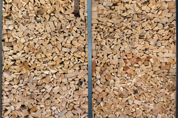 Drewno Opałowe Sztauowane Częściami Desek Drewnianymi Listwami Metalowej Ramie — Zdjęcie stockowe