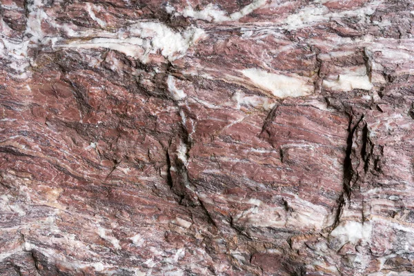 近くに非常に粗い表面を持つ赤白の天然石 — ストック写真