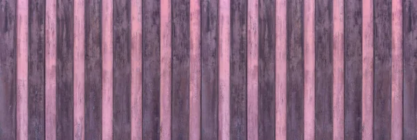 用紫色和粉色交替涂装的垂直木板制成的古老的全景木墙 — 图库照片